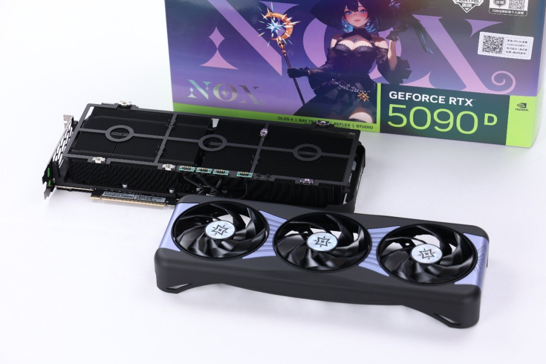 影驰 GeForce RTX 5090 D 星曜显卡上盖优化!装拆更稳更顺手