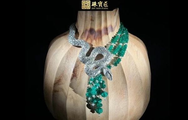 顶奢混战！1344钻奢华腕表、400克拉祖母绿项链，你没见过的蛇形珠宝视觉盛宴
