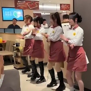 海底捞的“700元赌局”：左手帝王蟹，右手盒饭车