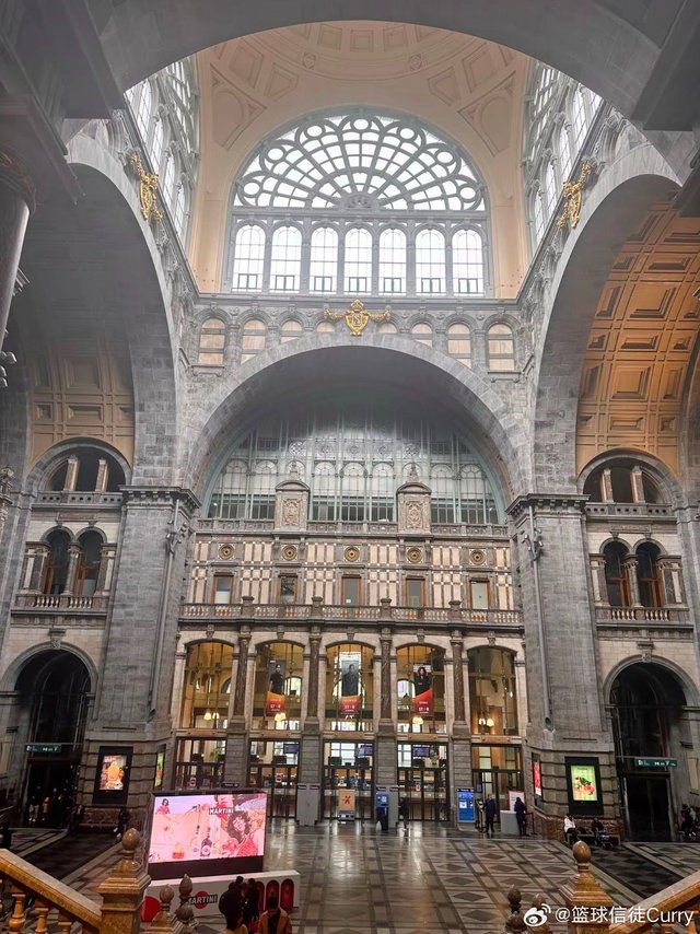 探秘布鲁塞尔巧克力博物馆，解锁巧克力从豆到糖的甜蜜传奇 🍫#博物馆游##遇见艺术##漫游博物馆#布鲁塞尔巧克力博物馆（Musée du Chocolat）坐落于比利时布鲁塞尔市中心，是一座弥漫着可可香