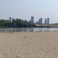 城市边的亲水沙滩，藏着夏天遛娃的松弛感