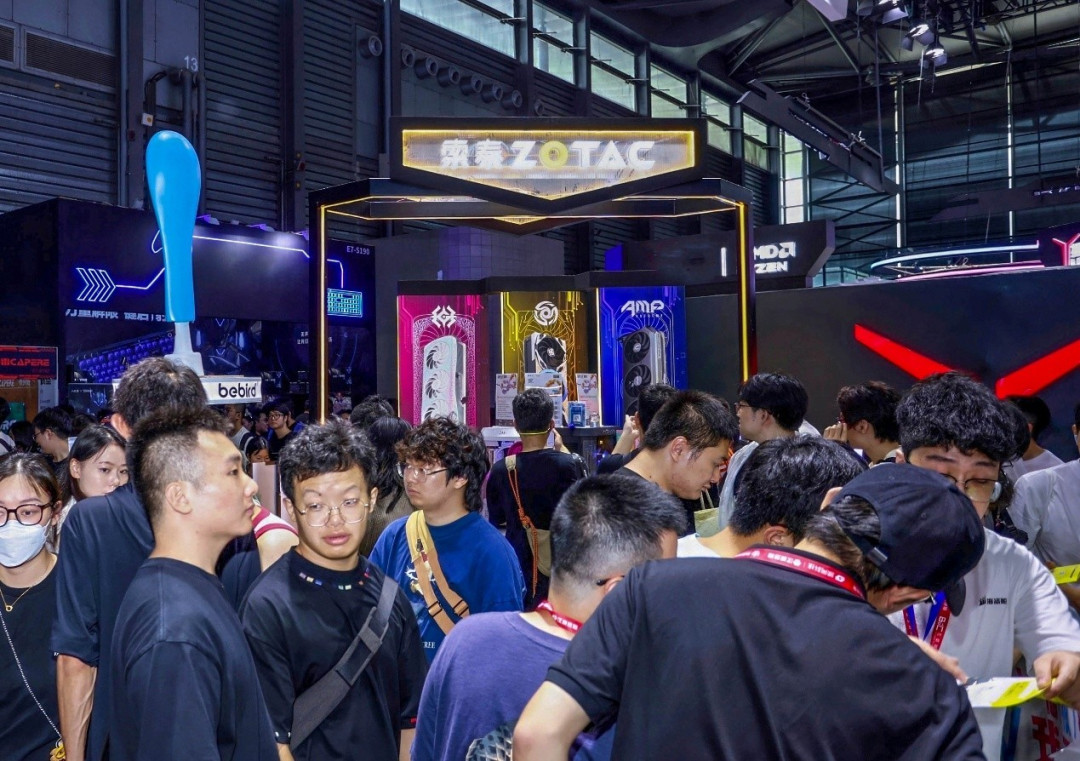 RTX 5080天启白色机甲美学太帅了 ChinaJoy2025索泰展台人气爆棚