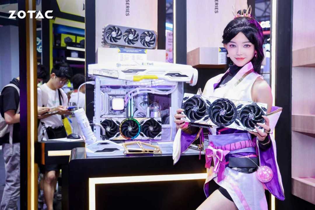 RTX 5080天启白色机甲美学太帅了 ChinaJoy2025索泰展台人气爆棚