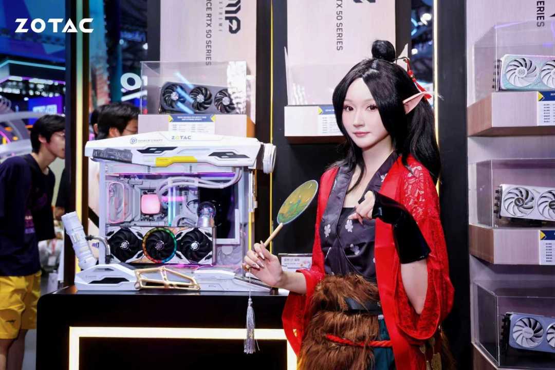 RTX 5080天启白色机甲美学太帅了 ChinaJoy2025索泰展台人气爆棚