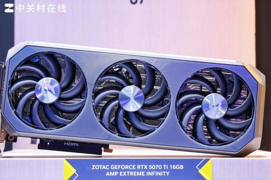 RTX 5080天启白色机甲美学太帅了 ChinaJoy2025索泰展台人气爆棚