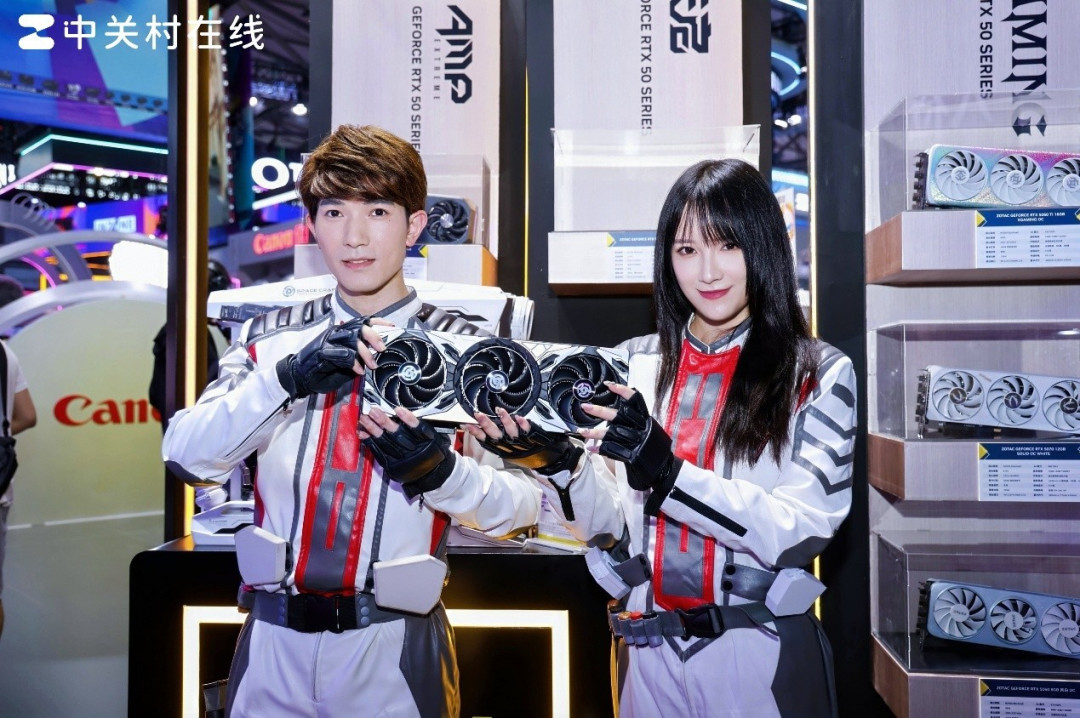 RTX 5080天启白色机甲美学太帅了 ChinaJoy2025索泰展台人气爆棚