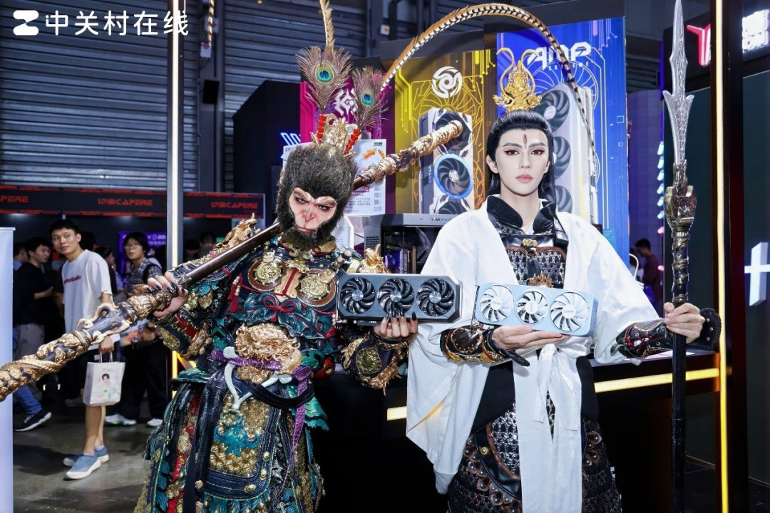 RTX 5080天启白色机甲美学太帅了 ChinaJoy2025索泰展台人气爆棚