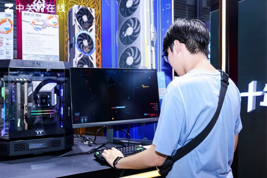 RTX 5080天启白色机甲美学太帅了 ChinaJoy2025索泰展台人气爆棚
