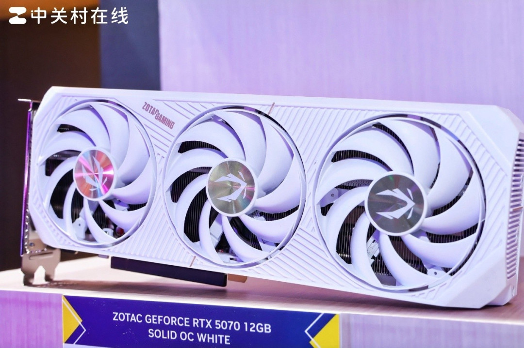 RTX 5080天启白色机甲美学太帅了 ChinaJoy2025索泰展台人气爆棚