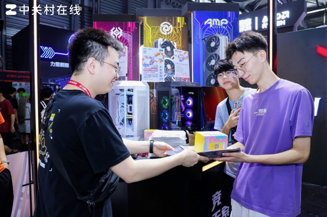 RTX 5080天启白色机甲美学太帅了 ChinaJoy2025索泰展台人气爆棚