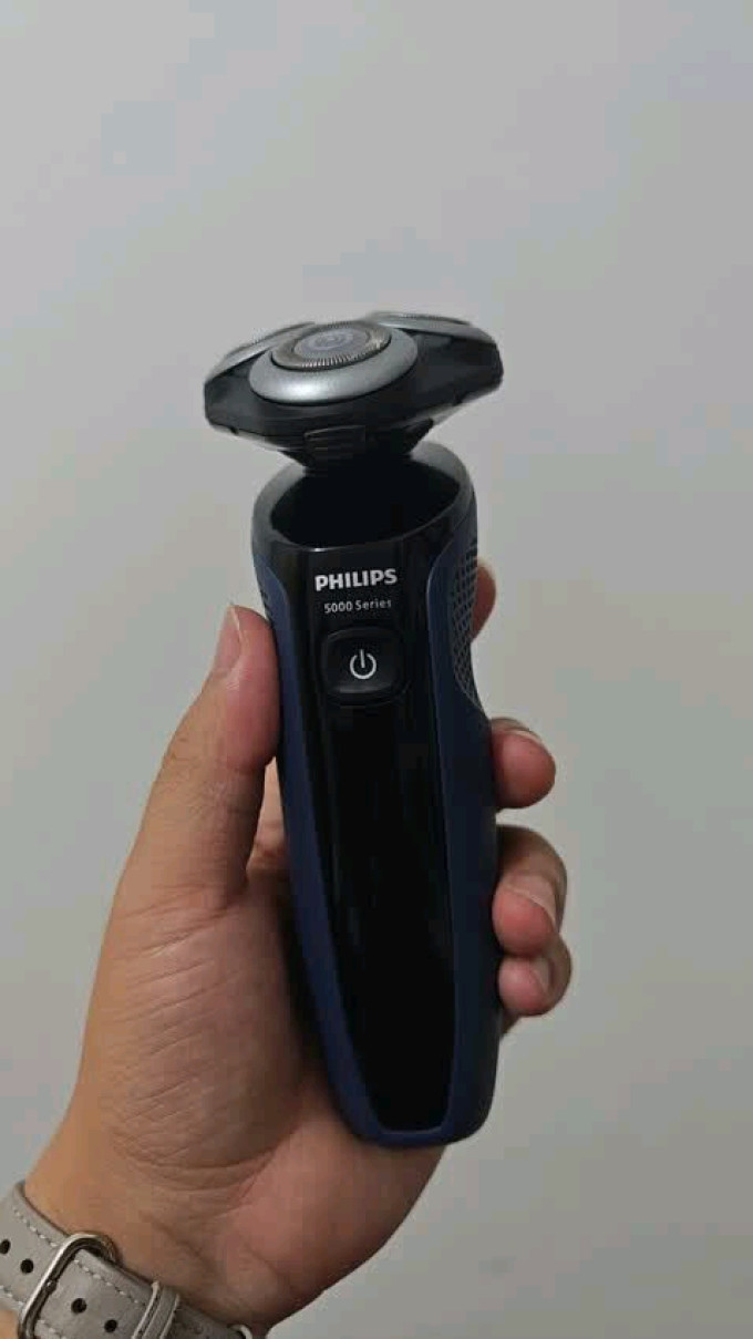 飞利浦电动剃须刀
