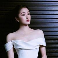 关晓彤一袭白色露肩高开衩长裙，美腿配高跟，简直美出新高度~