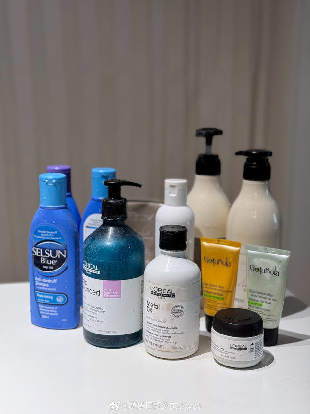 （微博能不能就偷懒不把文字切开贴进图里面了hhhhh这几年口罩原因变得很少去各种按摩和头发护理店，反而在家里宛如神农尝百草多用了好些不同的洗护我就是传说中一个毛囊长两三根那种头发多，且沙发发质又粗又硬