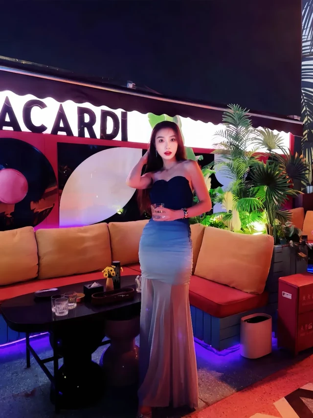 🌴三里屯藏着古巴空中花园！
百加得俱乐部的露台太会了！
棕榈叶在风里摇，霓虹灯缠在叶缝，
彩色酒杯里的酒，像浸了光的琥珀。
日落把天空染成橘粉时，
莫吉托的青柠香混着晚风，
一口下去，像踩进了古巴的傍