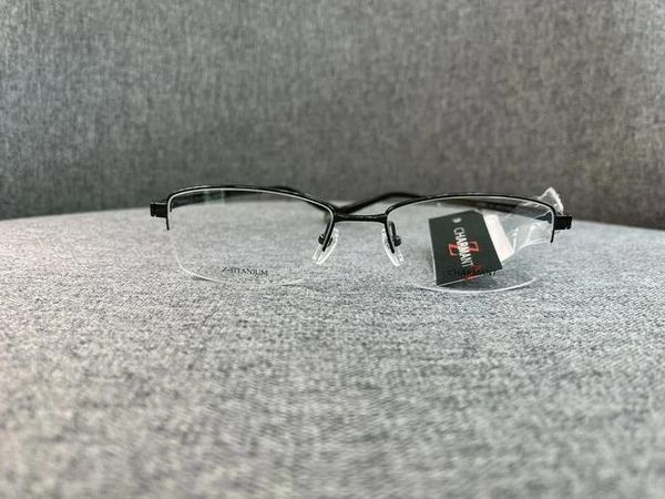 夏蒙Z钛系列眼镜：轻盈与强度兼备