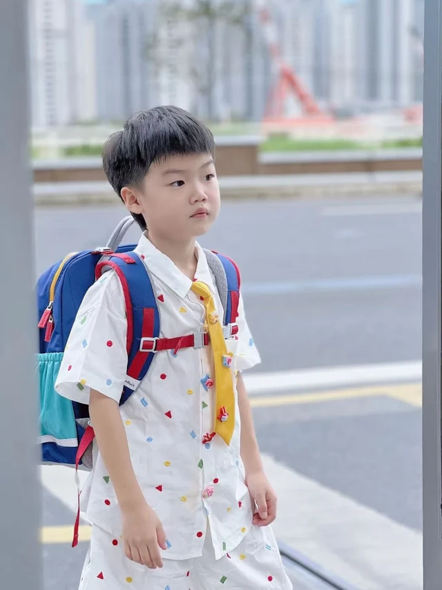 小学生书包沉？换它！