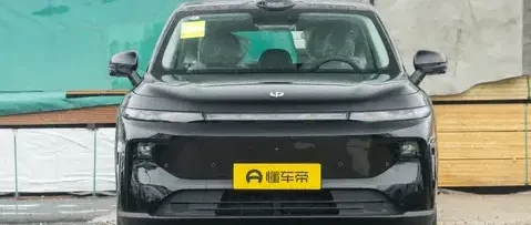 告别油费焦虑！零跑B10续航扎实成通勤神器，老婆停车秒搞定
