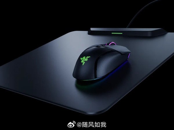 鼠标垫还能给多个外设无线充电?雷蛇搞了个HyperFlux V2新套装!雷蛇这次玩了个新花样,最特别的是它把无线充电玩成了“磁吸+可更换模块”设计,直接把充电模块移到了鼠标外面,想充就换,还挺灵活。而