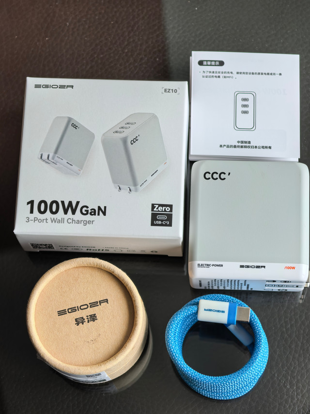 前段时间收到了@EGIOZR异泽 家新出的俩数码配件，这个使用体验真的绝了！先看「Zero 三 C 口 100W 氮化镓」，它有三个C口，三口输出为45+20+30W，每个都能单独快充。支持百瓦PPS
