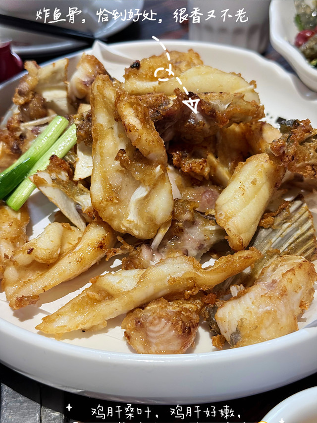 广州美食特种兵归来，果不其然体重秤上的数字又涨了两斤。每天一睁开眼就在研究去哪儿吃，发现在广州觅食不能单纯迷信点评分数。有些老店评分只有三点几分，味道却超棒；评分最高的餐厅，实际体验却是最一般的。🐟 