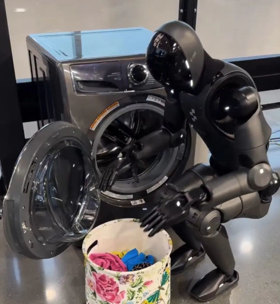 能做家务的机器人Figure 02展示洗衣技能