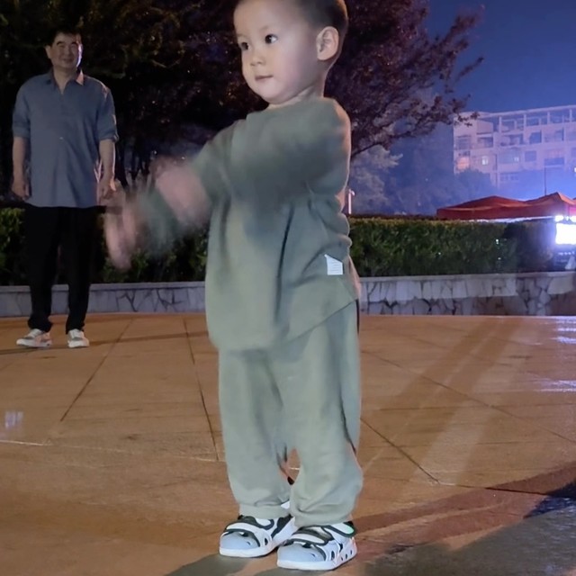 爸爸带娃：广场舞的快乐