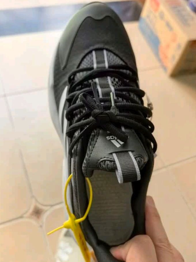 阿迪达斯跑鞋