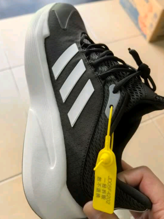 阿迪达斯跑鞋