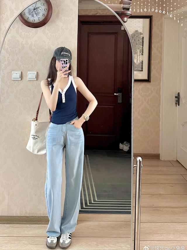 #穿搭灵感##OOTD##微博兴趣创作计划#💙夏日美式复古风穿搭的活力密码！💙姐妹们，这套夏日美式复古风穿搭直接长在我的审美上！一上身瞬间元气满满，把“美式校园的青春活力”狠狠拿捏，今天必须疯狂给大家