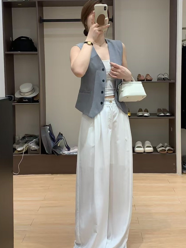 #穿搭灵感##OOTD##微博兴趣创作计划#清冷松弛感穿搭｜职场日常都能拿捏今天这身穿搭也太绝了！一整个把松弛感和利落感狠狠拿捏住，不管是职场通勤还是日常出街都超适配，妥妥的气质大女主既视感👇1️⃣ 