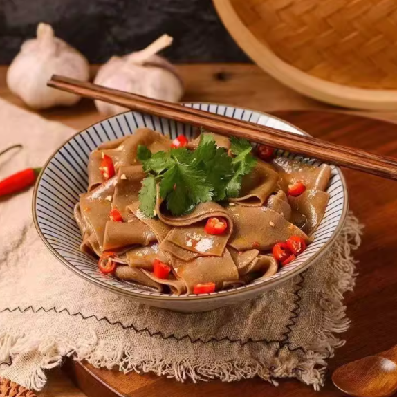 🍜减脂党狂喜！这碗 0 负担荞麦凉皮我能连炫 3 天不腻‼️