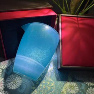 古帛旗舰店蓝色手工扒花公道杯：传统工艺与优雅茶韵的完美融合