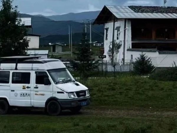 6.9万，我买了6座辆能装摩托的2.5T依维柯，然后开始一个男人的“流浪地球”