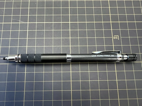 (13)分享我买过的自动铅笔(三菱)前言:回想起来,有段时间我比较喜欢收集自动铅笔,这大概就是现在常说的“差生文具多”。这个爱好从2004年左右开始,一直持续到2018年。收集大概有十几支左右,大部分