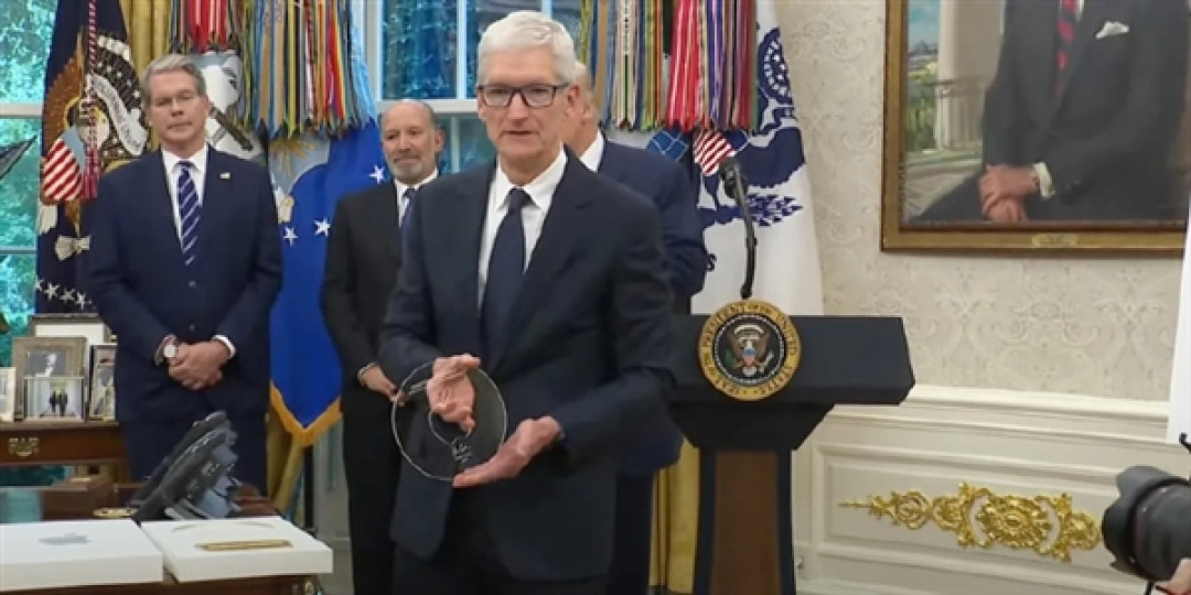 iPhone要重振美国制造辉煌!苹果CEO库克表忠心 给特朗普献上24K金大礼