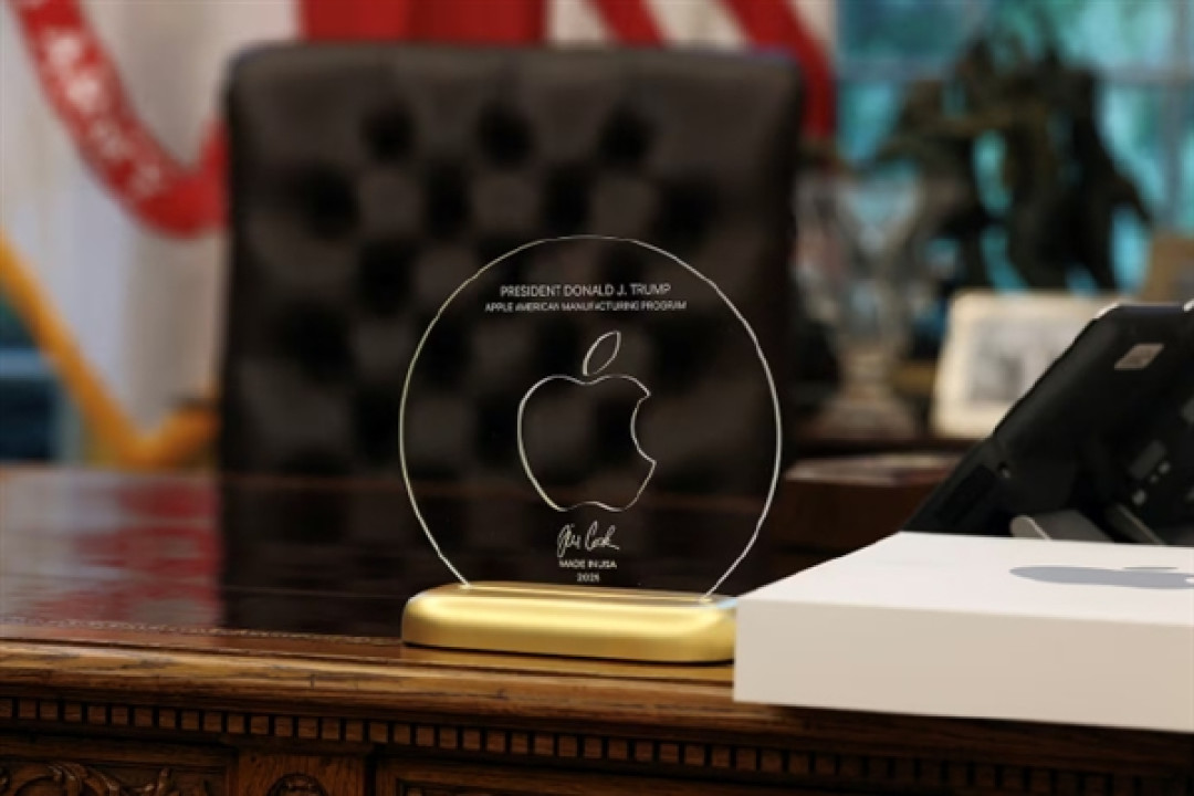 iPhone要重振美国制造辉煌!苹果CEO库克表忠心 给特朗普献上24K金大礼