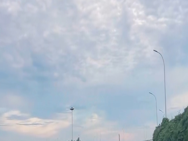被这片云攥住的夏天，连呼吸都轻成了留白