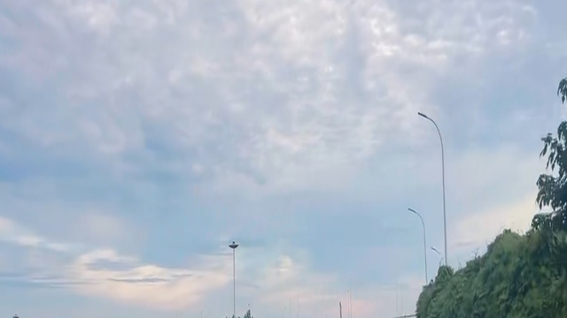 被这片云攥住的夏天，连呼吸都轻成了留白