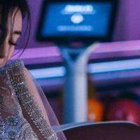 杨幂一袭银灰色刺绣纱裙,身材曲线被完美勾勒,谁看了不说绝!
