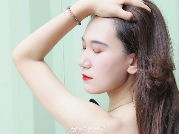 #为什么减肥太快反而伤肝# #世界肝炎日# #让她健康#三伏天的代谢特点，为何适合5+2轻断食？基础代谢略升：三伏天高温会让身体为维持恒温消耗更多能量（基础代谢提高约5%-10%），此时轻断食的热量缺