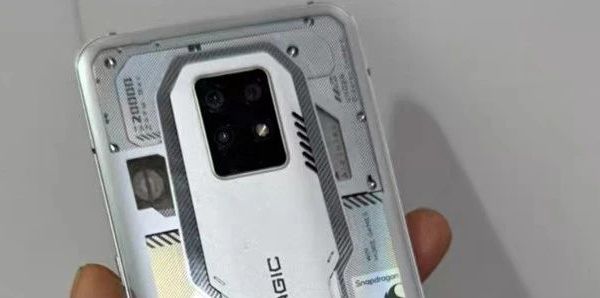 千把块就拿下真全面屏可日用游戏手机，骁龙8+gen1，内置散热风扇，游戏肩键，135W有线快充