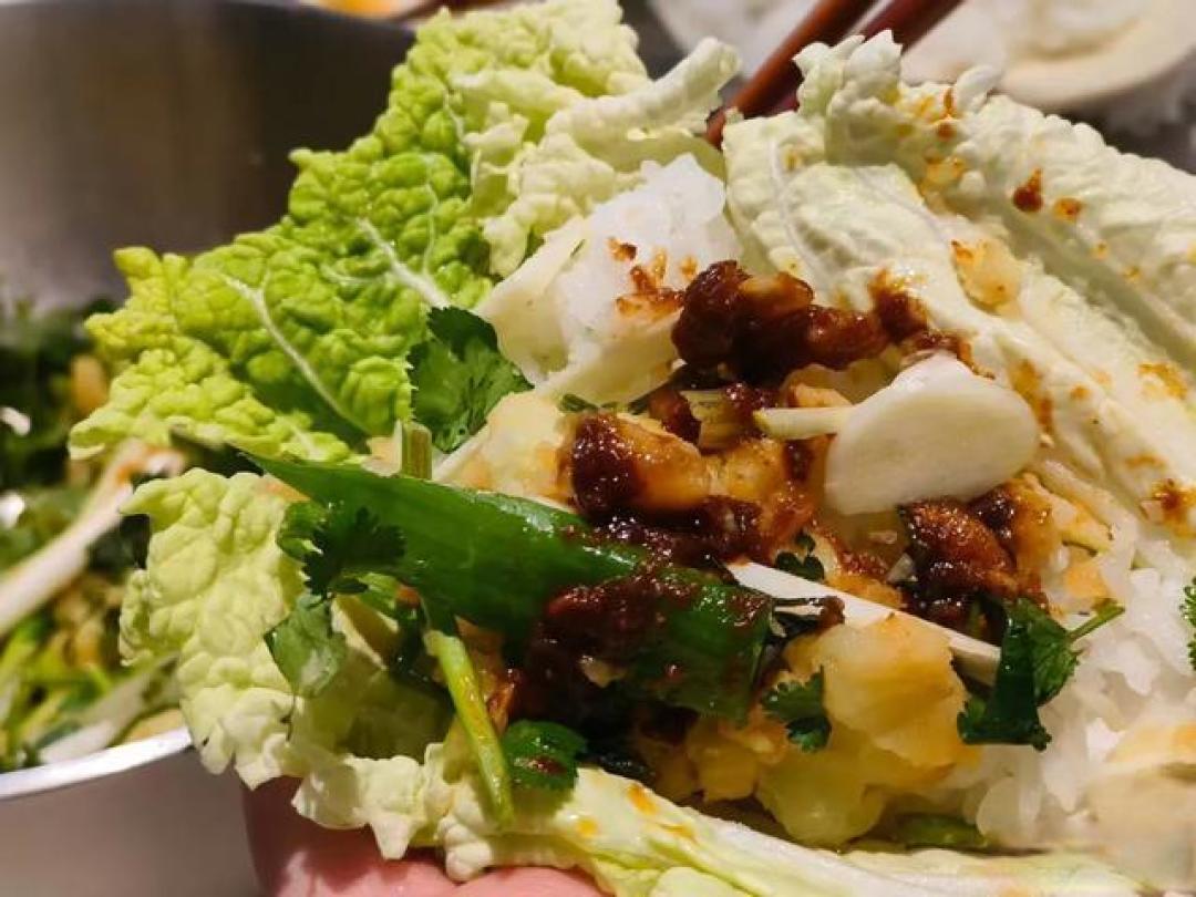 东北大饭包百年烟火气:从农家灶台到网红餐桌,一口就香迷糊