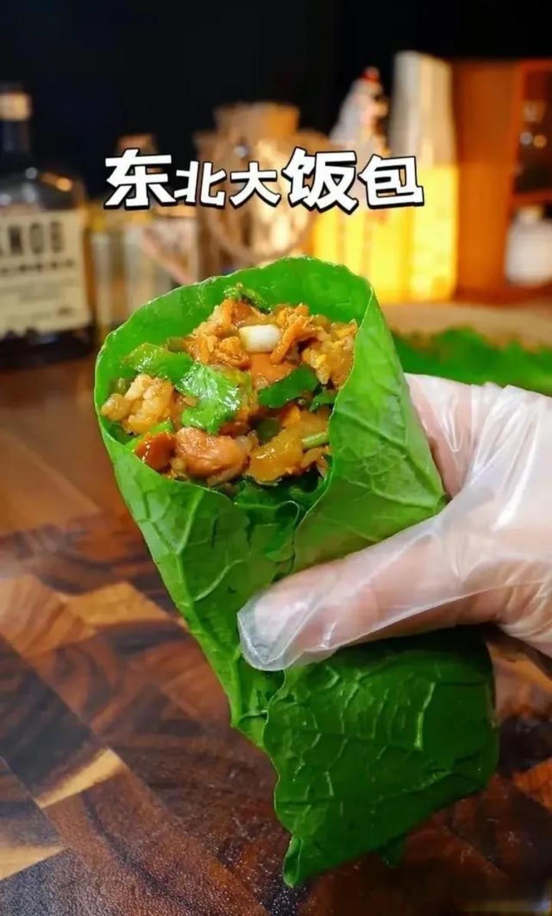 东北大饭包百年烟火气:从农家灶台到网红餐桌,一口就香迷糊