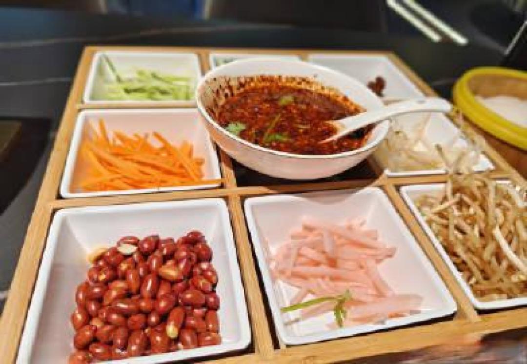 丝娃娃：藏在薄米皮里的贵州沙拉，百年山野轻食唤醒舌尖春天