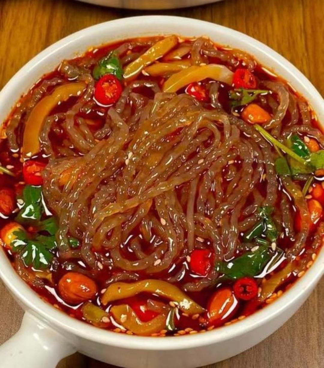 盛夏酸辣粉图鉴：翻滚红油引爆味蕾，这碗透爽专治夏日蔫