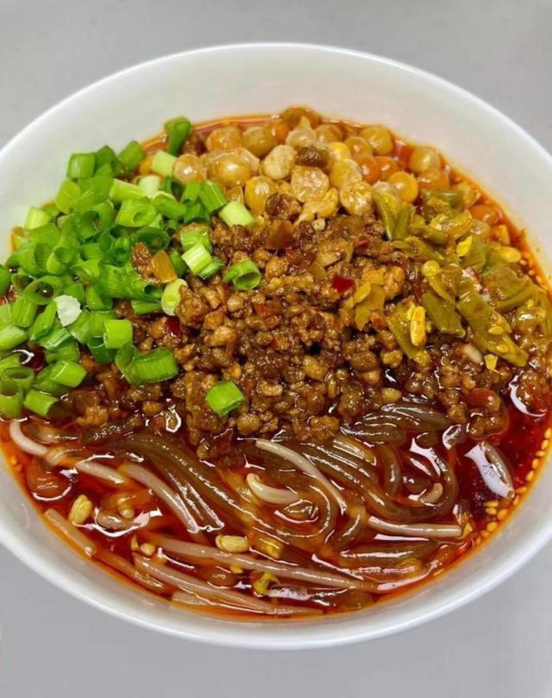 盛夏酸辣粉图鉴:翻滚红油引爆味蕾,这碗透爽专治夏日蔫