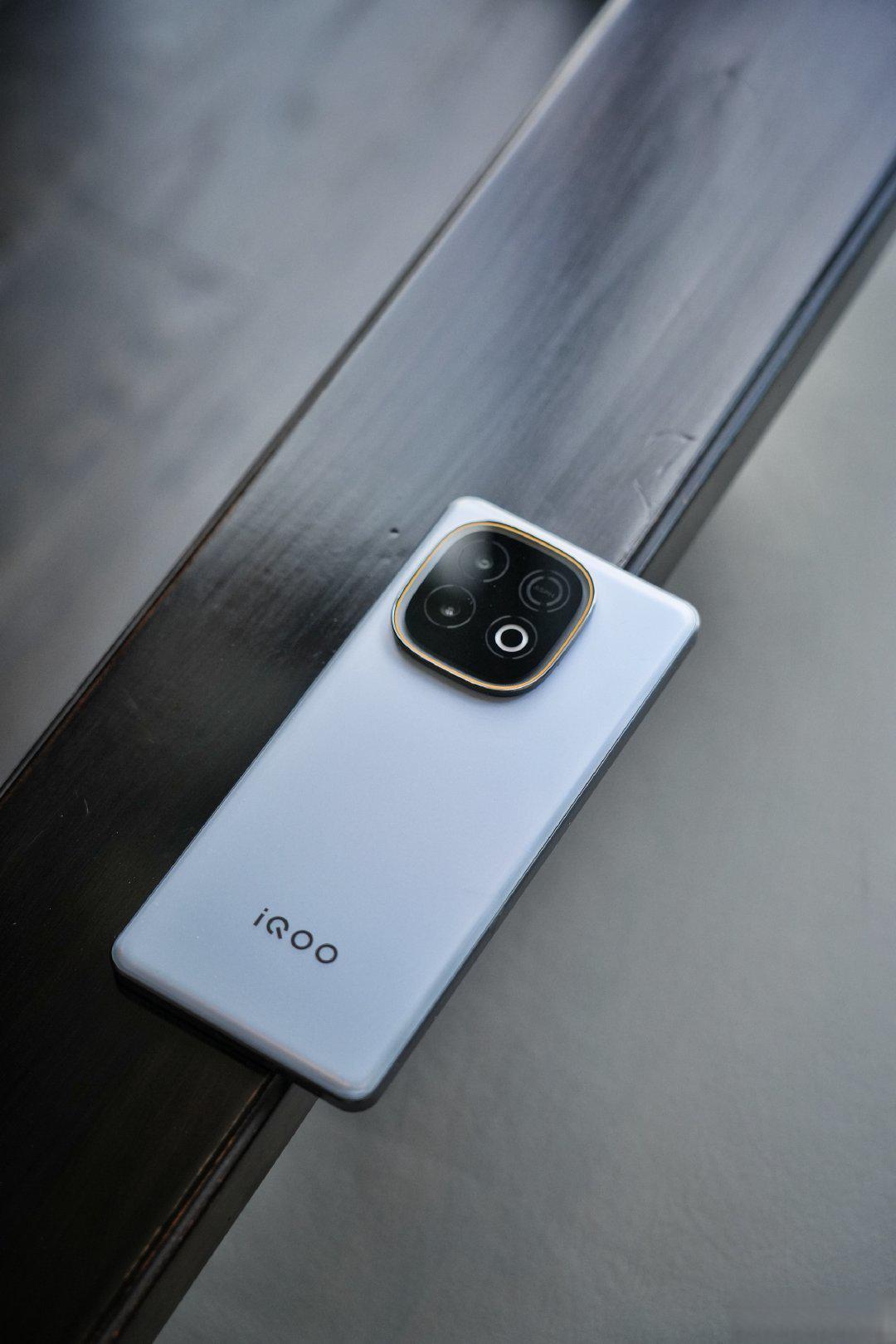 天玑9400+双芯战神驾到！iQOO Z10 Turbo+首测：8000mAh怪兽续航力压全场
