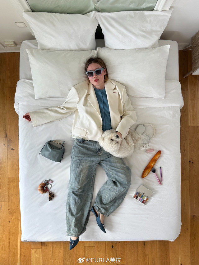 不做穿搭卷王，只想即刻躺平。FURLA 2025春夏系列全新Nuvola mini手提包带你一秒切入Easy模式，轻松赢下时髦这场游戏。柔软粒面皮革打造精巧廓形，融入摩登牛仔蓝，上身毫无压力。顶部手柄