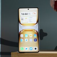 PhoneTalk:天玑9400+ 搭配8000mAh大电池,性能续航全都要,iQOO Z10 Turbo+上手体验