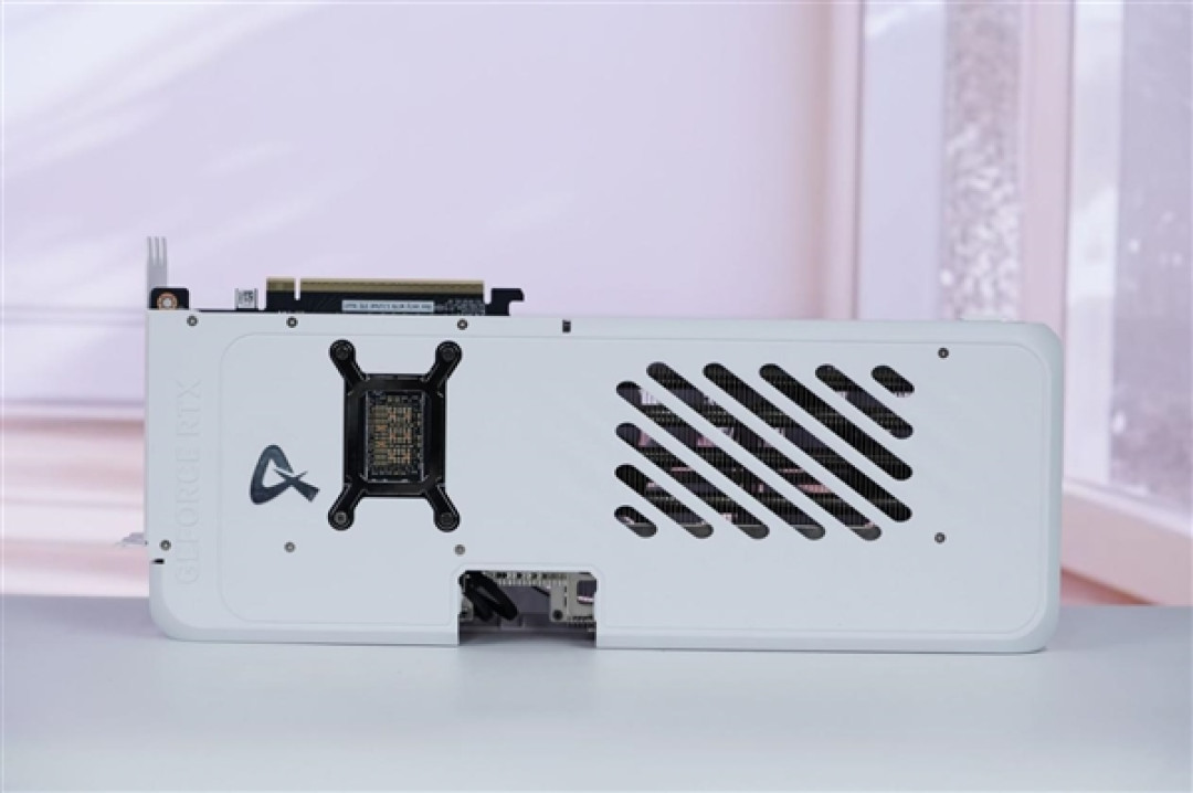 纯白美学的巅峰之作！电竞判客RTX 5070Ti X3W Max图赏
